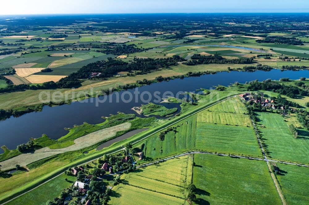 Stachauer Rad from the bird's eye view: Village on the banks of the area Elbe - river course in Stachauer Rad in the state Lower Saxony, Germany