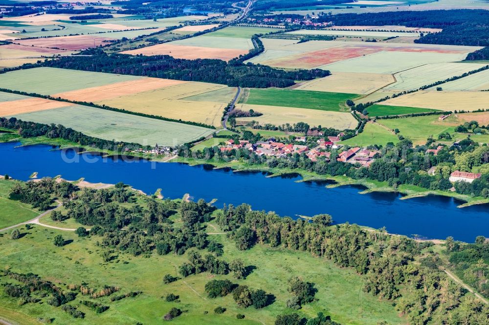 Storkau (Elbe) from the bird's eye view: Village on the banks of the area Elbe - river course in Storkau (Elbe) in the state Saxony-Anhalt, Germany