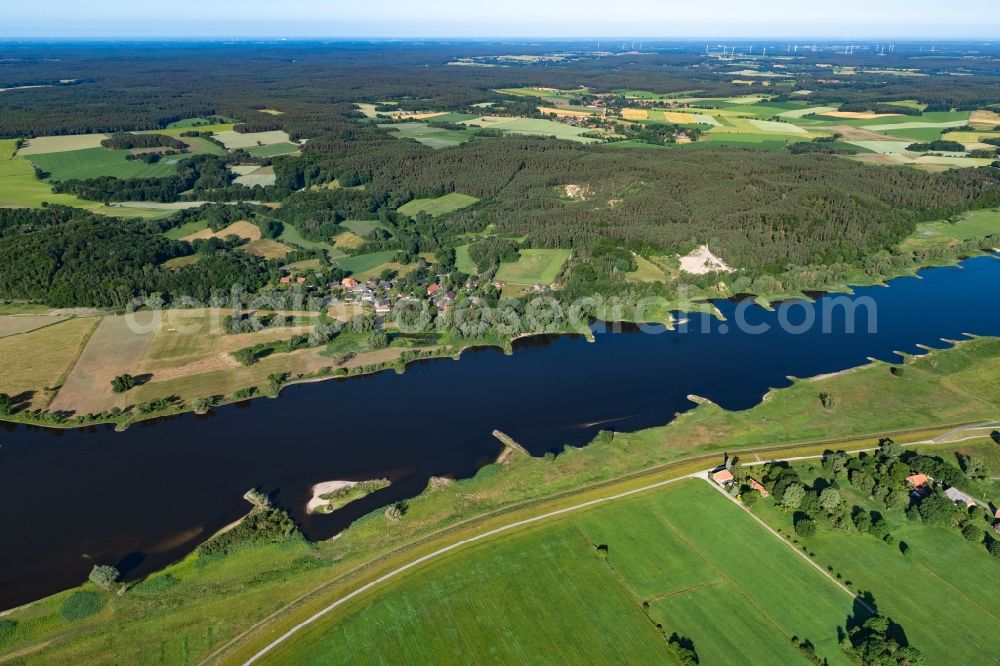 Aerial photograph Tiesmesland - Village on the banks of the area Elbe - river course in Tiesmesland in the state Lower Saxony, Germany