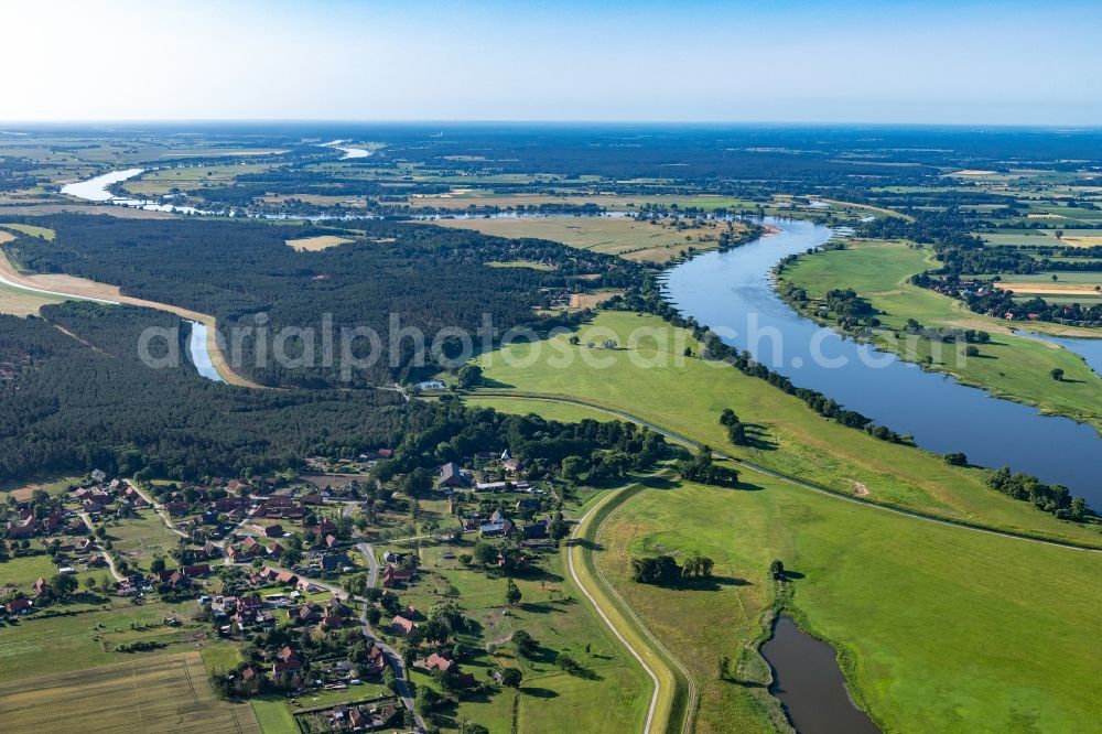 Aerial image Wehningen - Village on the banks of the area Elbe - river course in Wehningen in the state Lower Saxony, Germany