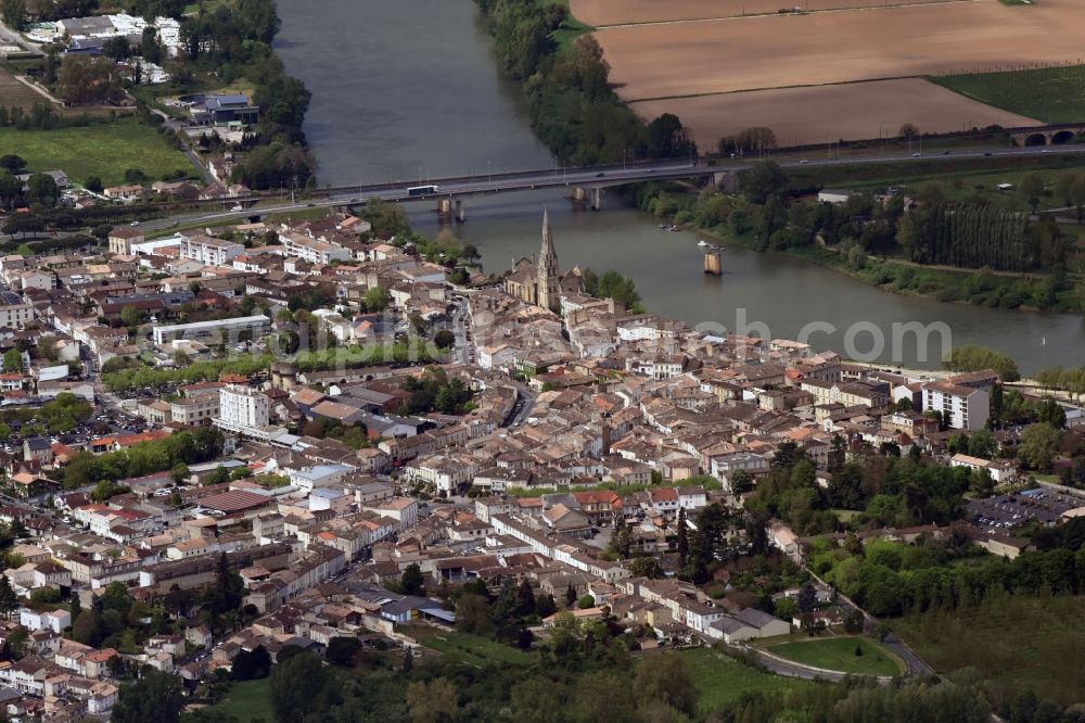 Aerial photograph Langon - Village on the banks of the area Garonne - river course in Langon in Aquitaine Limousin Poitou-Charentes, France