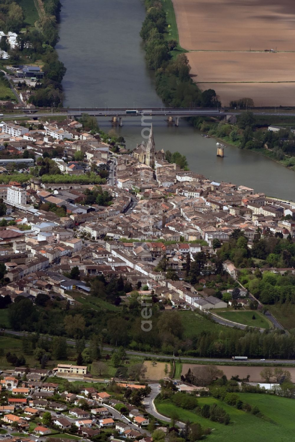 Langon from the bird's eye view: Village on the banks of the area Garonne - river course in Langon in Aquitaine Limousin Poitou-Charentes, France