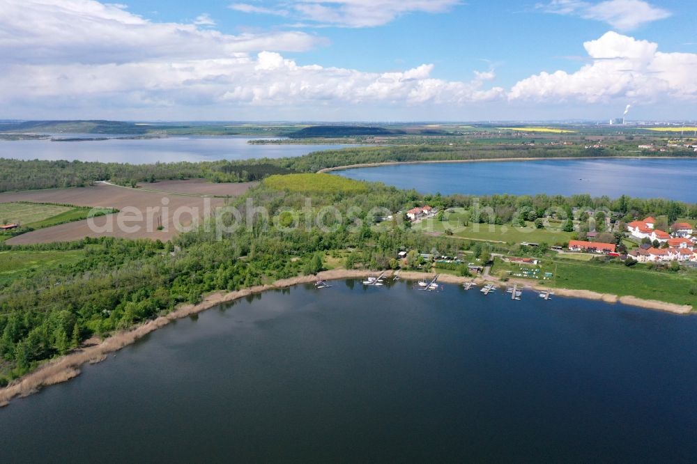 Aerial photograph Großkayna - Village on the banks of the area lake Grosskaynaer See in Grosskayna in the state Saxony-Anhalt, Germany