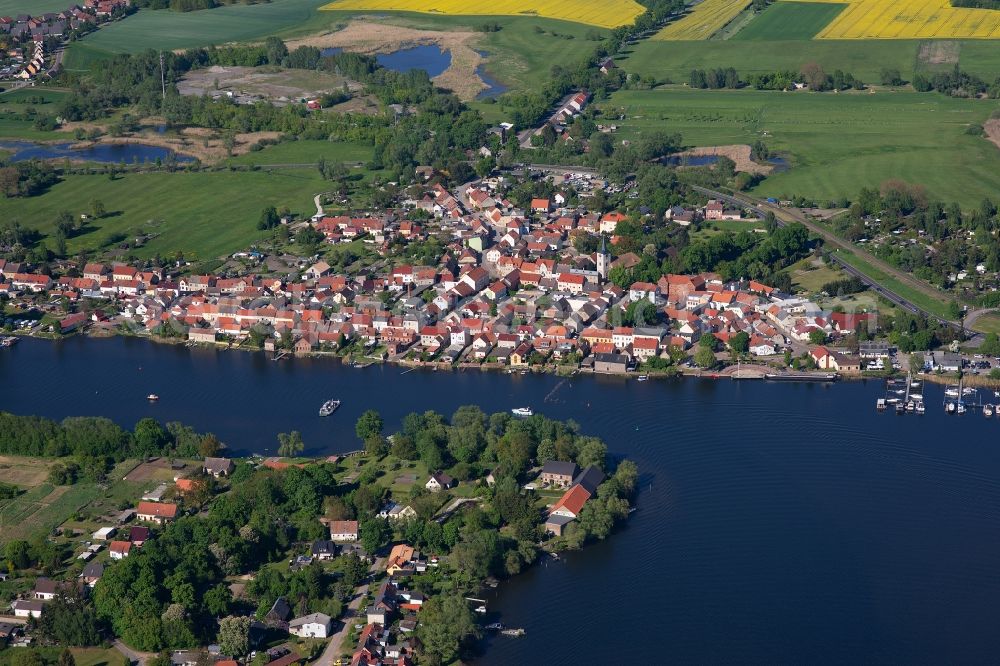 Aerial photograph Pritzerbe - Village on the banks of the area Havel - river course in Pritzerbe in the state Brandenburg, Germany