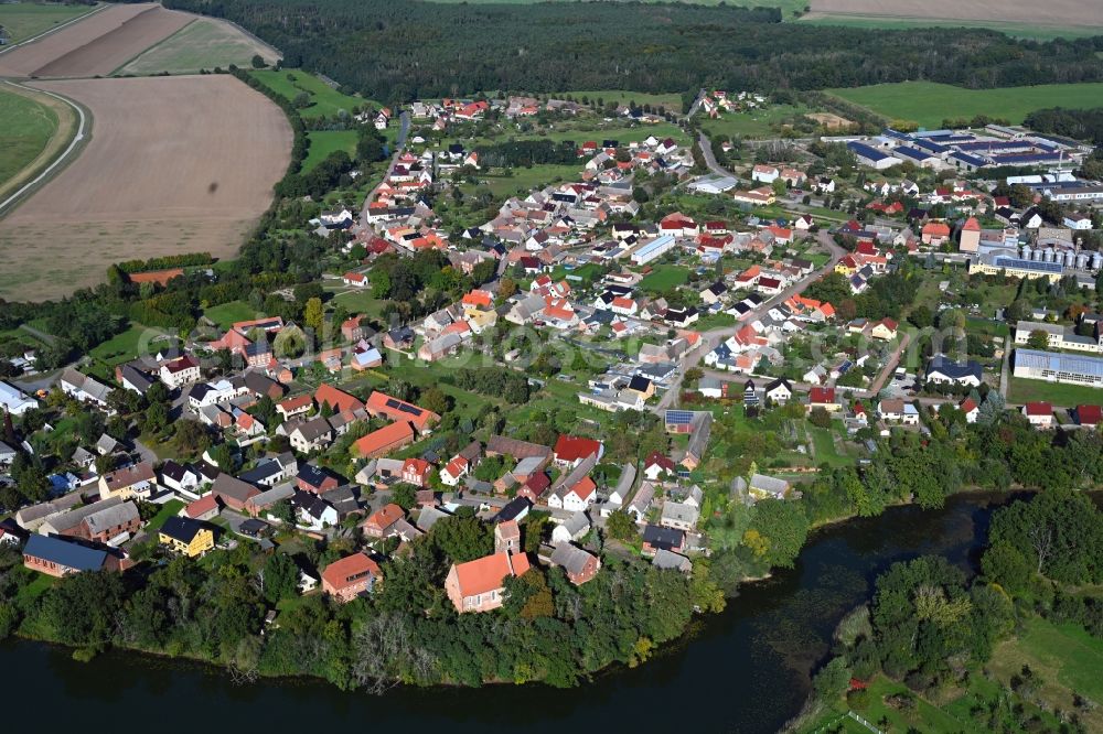 Aerial image Klöden - Village on the banks of the area Kloedener Riss - river course in Kloeden in the state Saxony-Anhalt, Germany