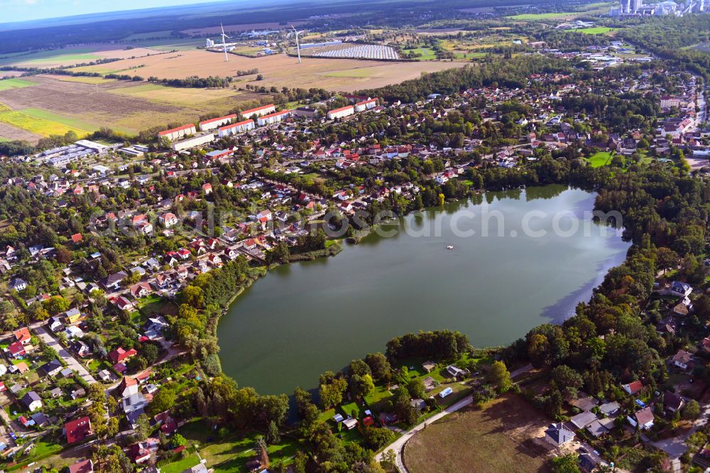 Hennickendorf from the bird's eye view: Village on the banks of the area lake Kleiner Stienitzsee in Hennickendorf in the state Brandenburg, Germany