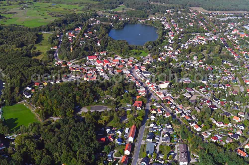 Hennickendorf from above - Village on the banks of the area lake Kleiner Stienitzsee in Hennickendorf in the state Brandenburg, Germany