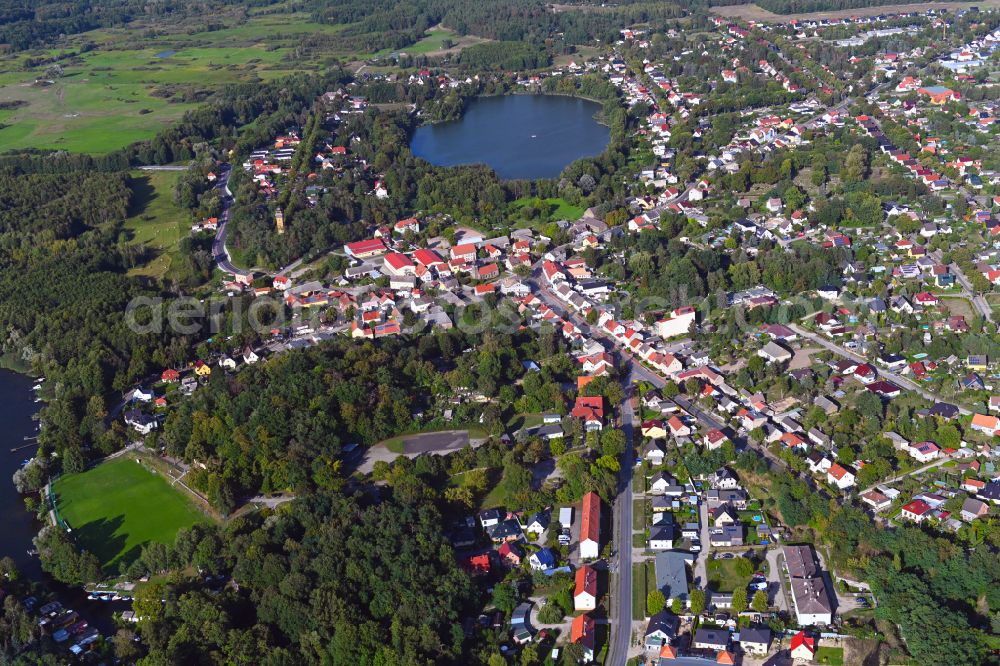 Hennickendorf from the bird's eye view: Village on the banks of the area lake Kleiner Stienitzsee in Hennickendorf in the state Brandenburg, Germany