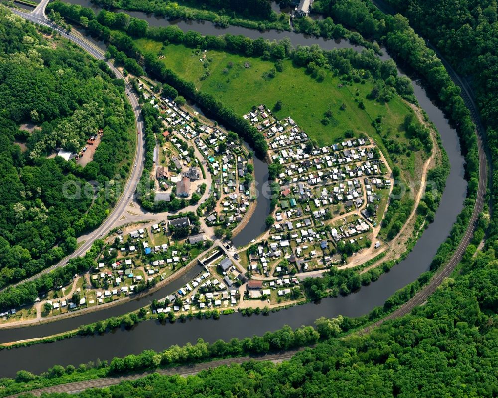 Ahl, Lahnstein from the bird's eye view: Village on the banks of the area Lahn - river course at Ahl, Lahnstein in the state Rhineland-Palatinate