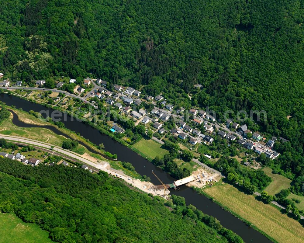 Dausenau from the bird's eye view: Village on the banks of the area Lahn - river course in Dausenau in the state Rhineland-Palatinate