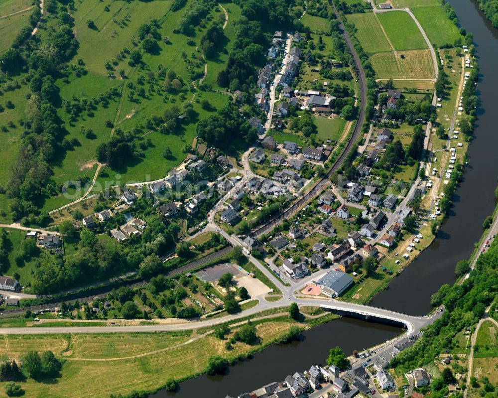 Aerial photograph Dausenau - Village on the banks of the area Lahn - river course in Dausenau in the state Rhineland-Palatinate