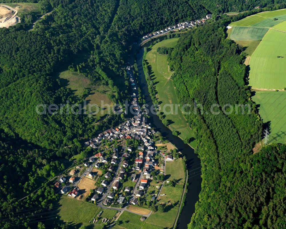 Aerial photograph Geilnau - Village on the banks of the area Lahn - river course in Geilnau in the state Rhineland-Palatinate