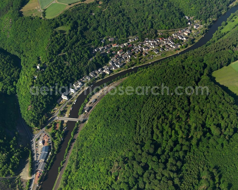 Aerial photograph Laurenburg - Village on the banks of the area Lahn - river course in Laurenburg in the state Rhineland-Palatinate