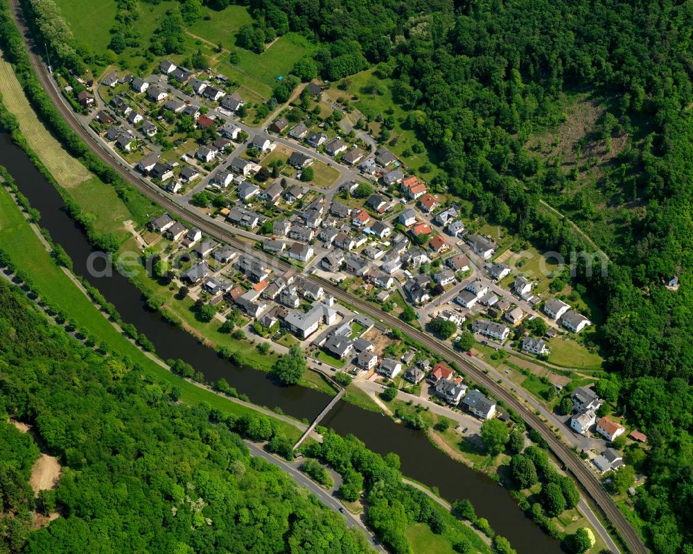 Aerial photograph Miellen - Village on the banks of the area Lahn - river course in Miellen in the state Rhineland-Palatinate