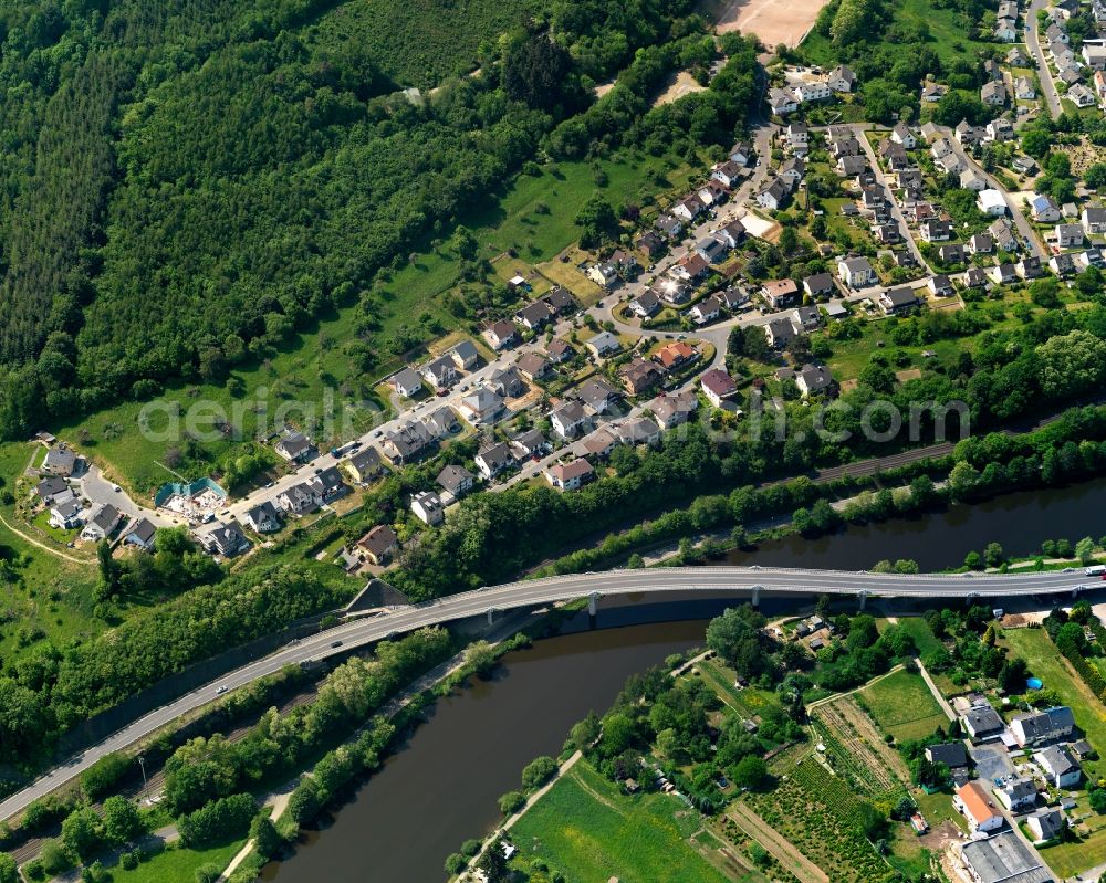 Aerial image Nievern - Village on the banks of the area Lahn - river course in Nievern in the state Rhineland-Palatinate