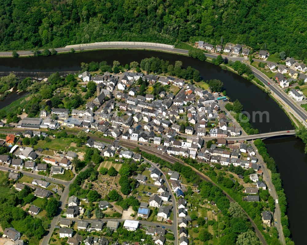 Aerial photograph Nievern - Village on the banks of the area Lahn - river course in Nievern in the state Rhineland-Palatinate