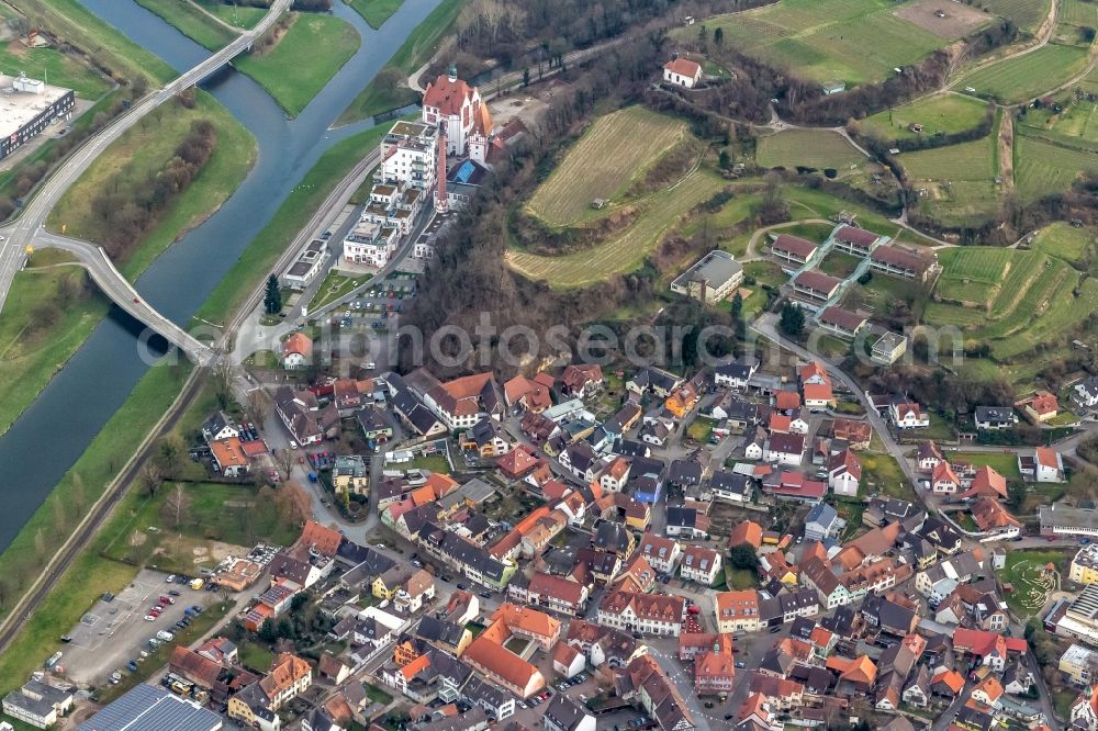 Riegel am Kaiserstuhl from the bird's eye view: Village on the banks of the area on Leopoldskanal - river course in Riegel am Kaiserstuhl in the state Baden-Wurttemberg, Germany