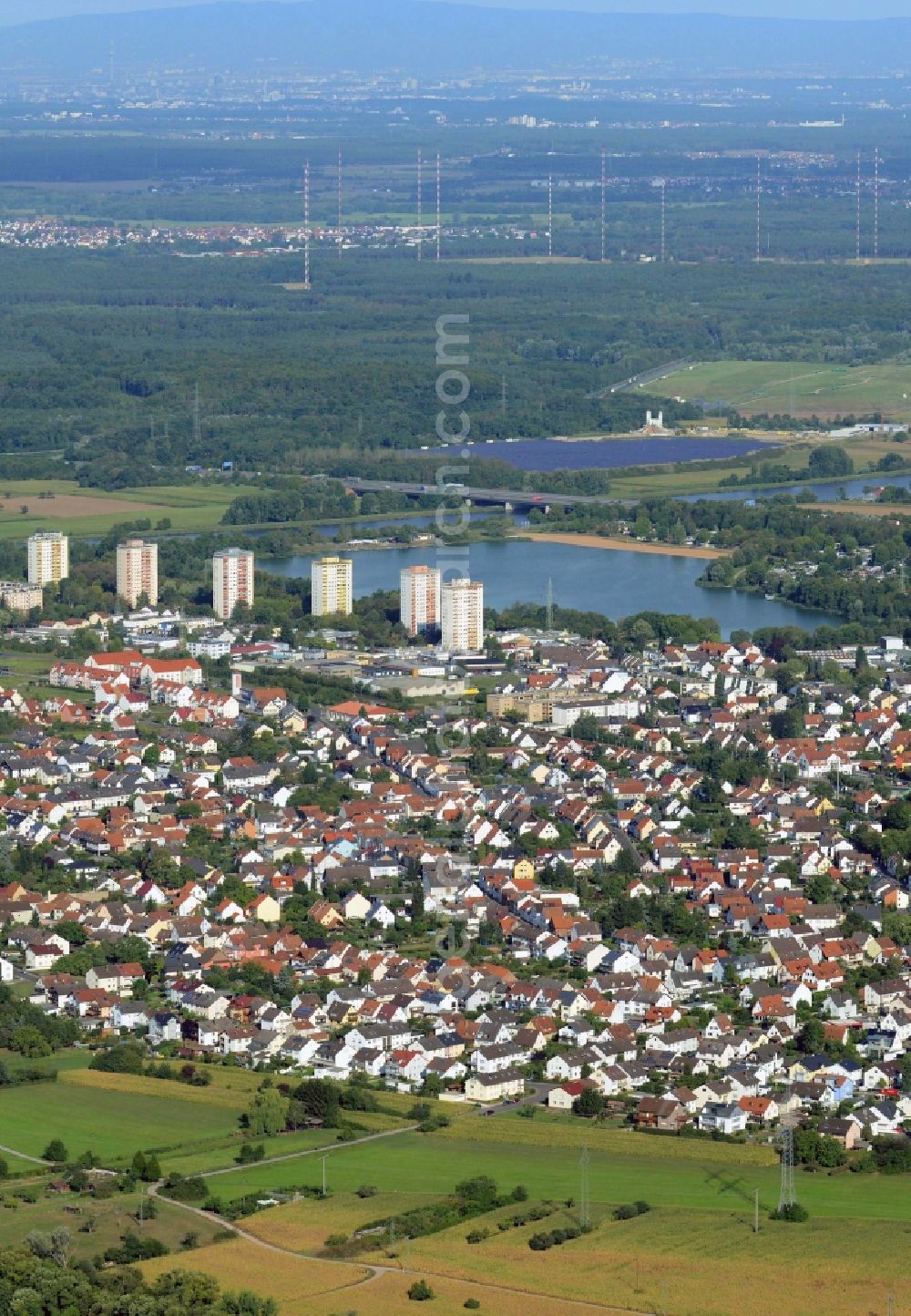 Mainaschaff from above - Village on the banks of the area Main - river course in Mainaschaff in the state Bavaria