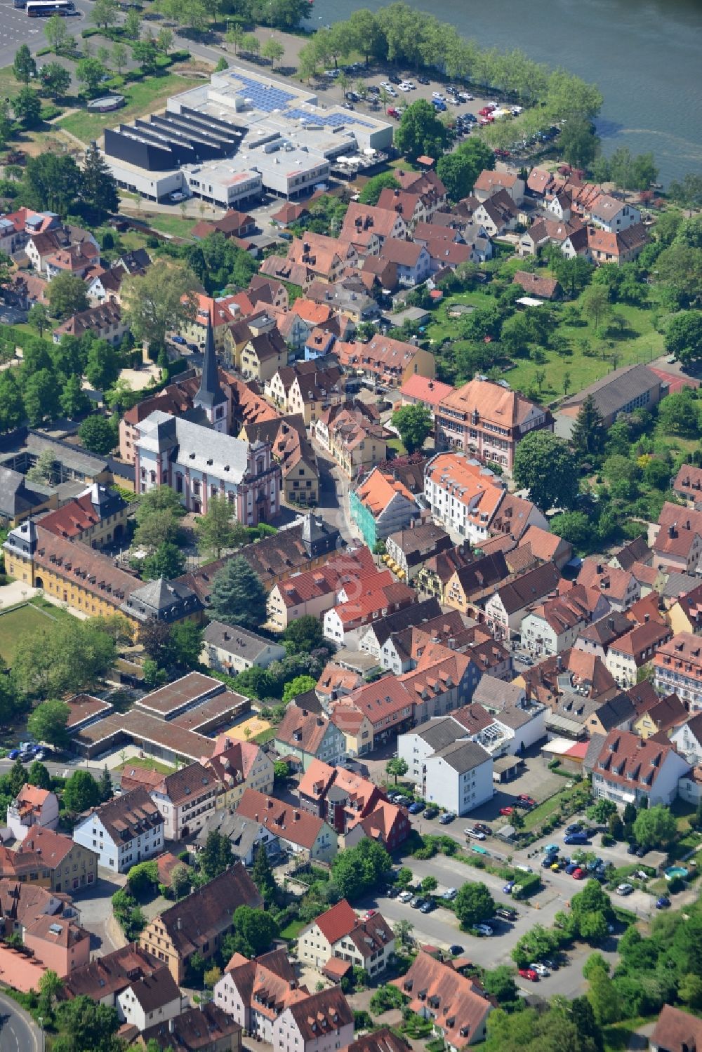 Aerial photograph Veitshöchheim - Village on the banks of the area main - river course in Veitshoechheim in the state Bavaria