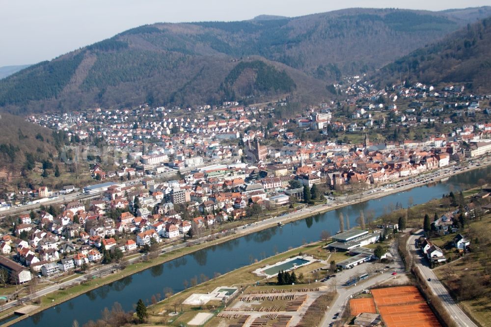 Eberbach from the bird's eye view: Village on the banks of the area Neckar - river course in Eberbach in the state Baden-Wuerttemberg