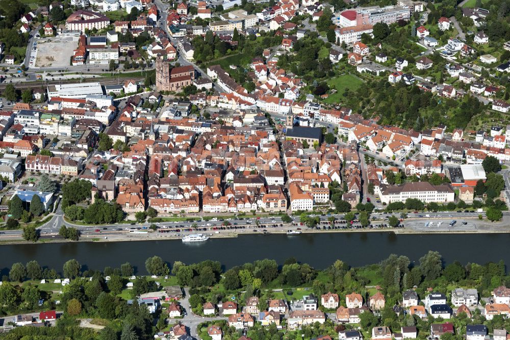 Eberbach from the bird's eye view: Village on the banks of the area Neckar - river course in Eberbach in the state Baden-Wurttemberg