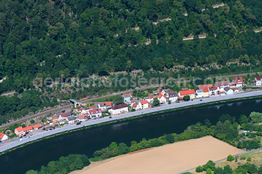 Zwingenberg from the bird's eye view: Village on the banks of the area Neckar - river course on street Alte Dorfstrasse in Zwingenberg in the state Baden-Wuerttemberg, Germany