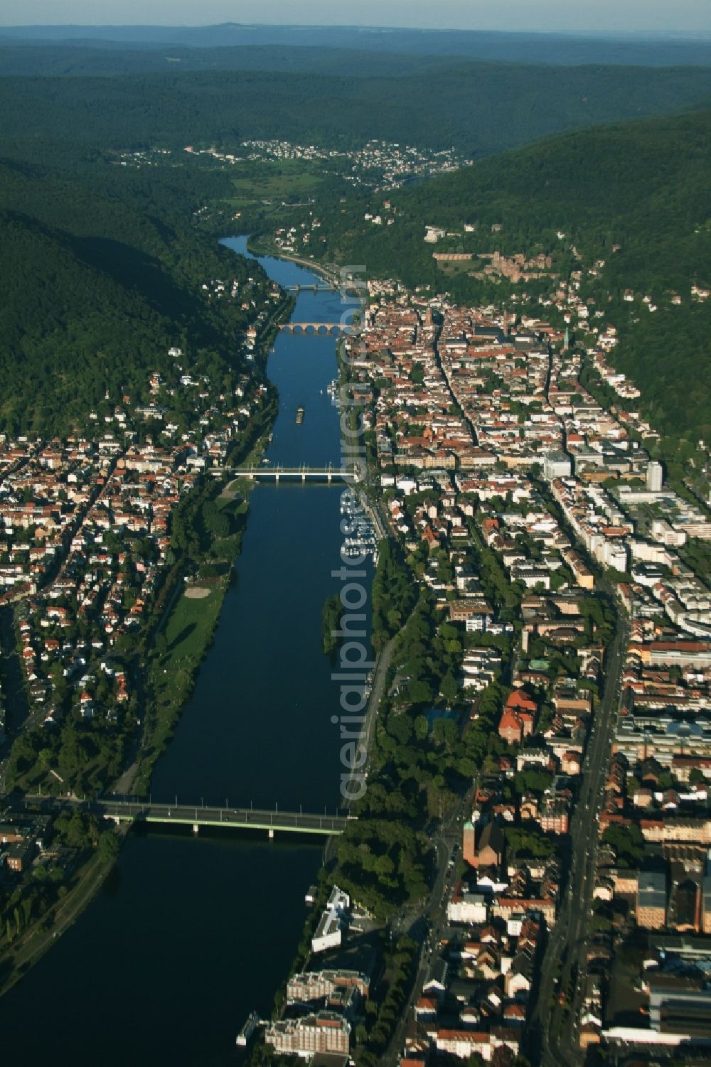 Heidelberg from the bird's eye view: Village on the banks of the area Neckar river course in Heidelberg in the state Baden-Wuerttemberg