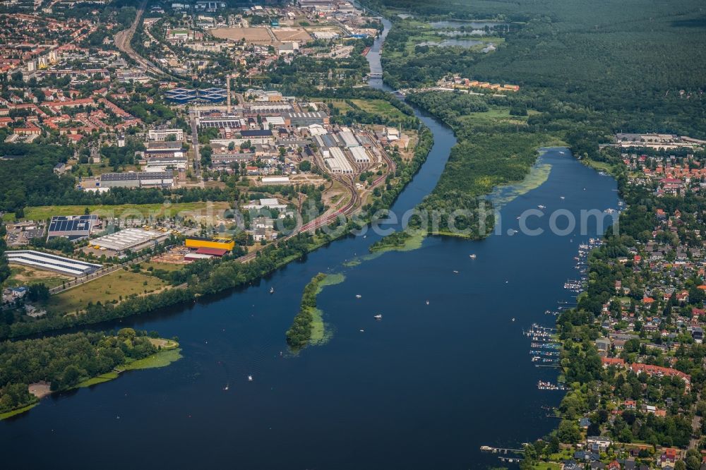 Aerial photograph Hennigsdorf - Village on the banks of the area Nieder-Neuendorfer See in Hennigsdorf in the state Brandenburg, Germany