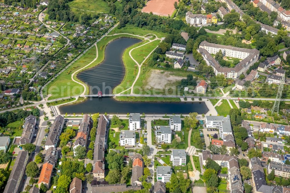 Aerial image Essen - Village on the banks of the area Niederfeldsees in Essen in the state North Rhine-Westphalia, Germany