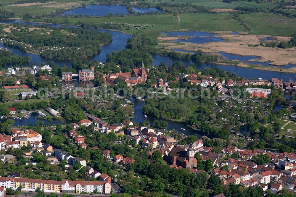 Aerial photograph Brandenburg an der Havel - Village on the banks of the area Naethewinde - Domstreng - river course in Brandenburg an der Havel in the state Brandenburg, Germany