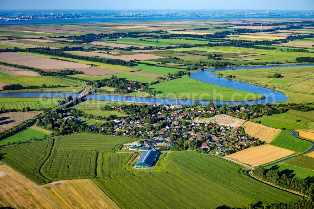 Aerial photograph Geversdorf - Village on the banks of the area Oste - river course in Geversdorf in the state Lower Saxony, Germany