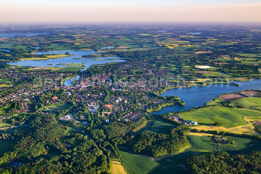 Preetz from the bird's eye view: Village on the banks of the area lake Postsee und Schwentine See on street Gartenstrasse in Preetz in the state Schleswig-Holstein, Germany