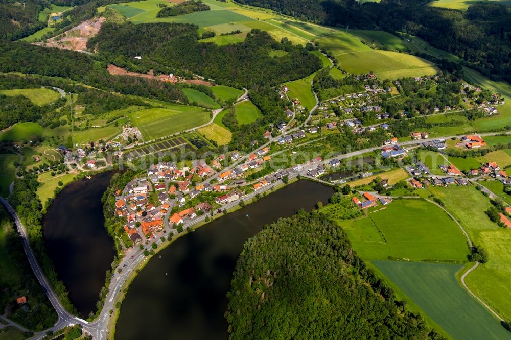 Nieder-Werbe from the bird's eye view: Village on the banks of the area of Reierbacher Vorbecken in Nieder-Werbe in the state Hesse, Germany