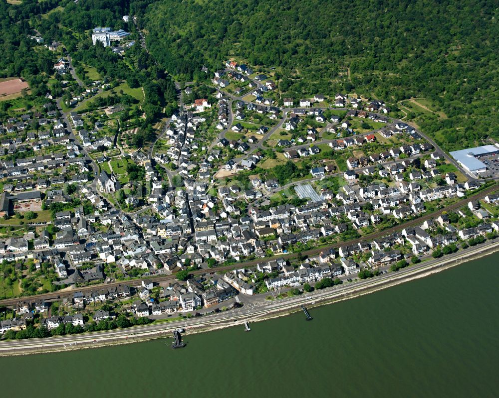 Bad Salzig from the bird's eye view: Village on the banks of the area Rhine - river course in Bad Salzig in the state Rhineland-Palatinate, Germany