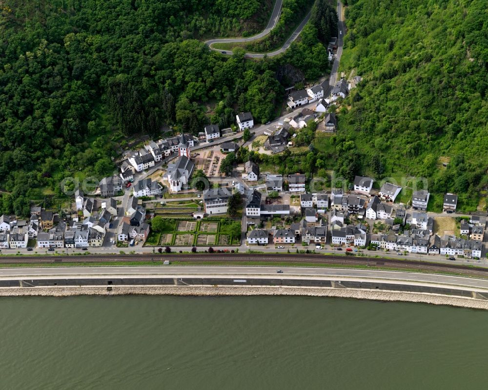 Boppard from the bird's eye view: Village on the banks of the area rhine - river course in Boppard in the state Rhineland-Palatinate