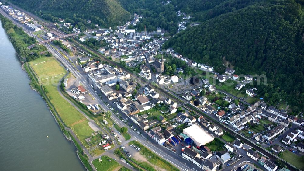 Brohl-Lützing from above - Village on the banks of the area Rhine - river course in Brohl-Luetzing in the state Rhineland-Palatinate, Germany