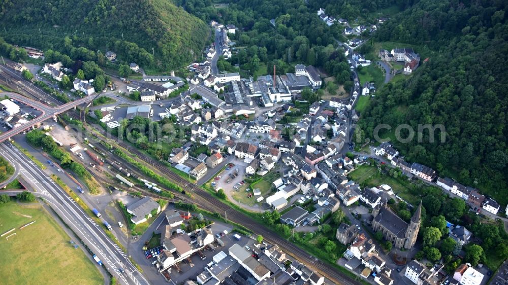 Brohl-Lützing from the bird's eye view: Village on the banks of the area Rhine - river course in Brohl-Luetzing in the state Rhineland-Palatinate, Germany