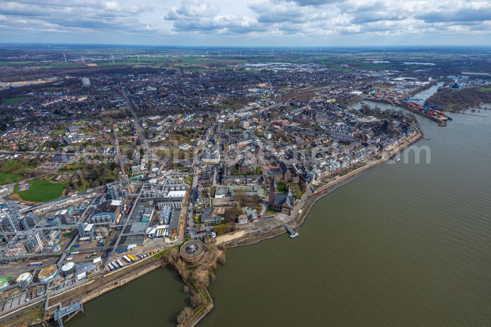 Aerial image Emmerich am Rhein - Village on the banks of the area Rhine - river course in Emmerich am Rhein in the state North Rhine-Westphalia, Germany