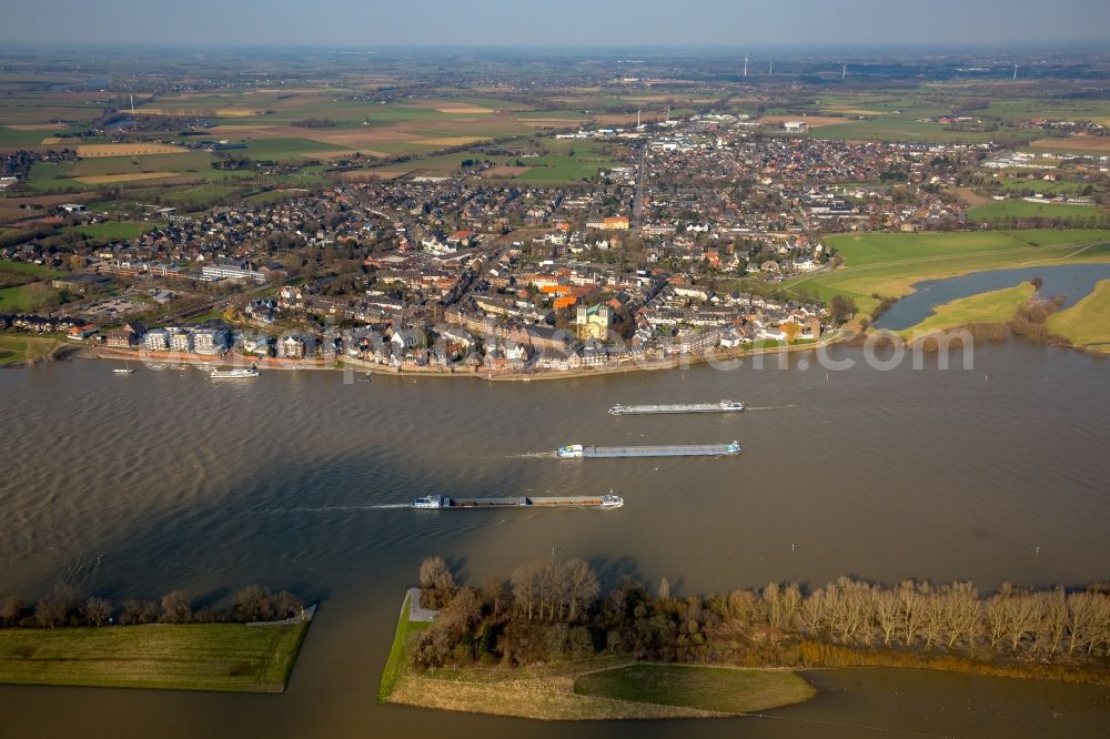 Aerial photograph Kalkar - Village on the banks of the area Rhein - river course in Rees in the state North Rhine-Westphalia