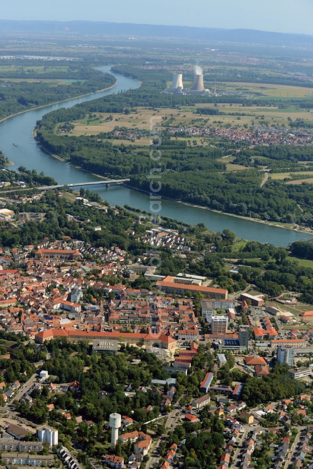 Aerial photograph Germersheim - Village on the banks of the area Rhine - river course in Germersheim in the state Rhineland-Palatinate