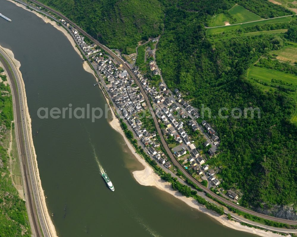 Aerial photograph Kestert - Village on the banks of the area Rhine - river course in Kestert in the state Rhineland-Palatinate