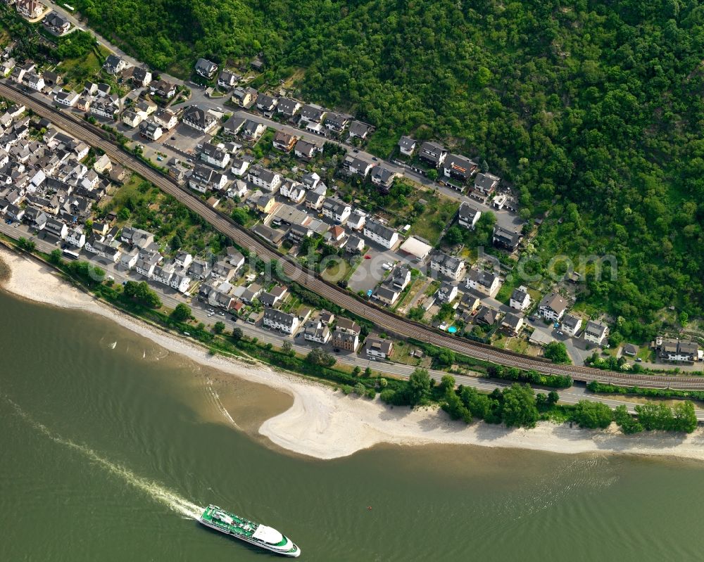 Kestert from the bird's eye view: Village on the banks of the area Rhine - river course in Kestert in the state Rhineland-Palatinate