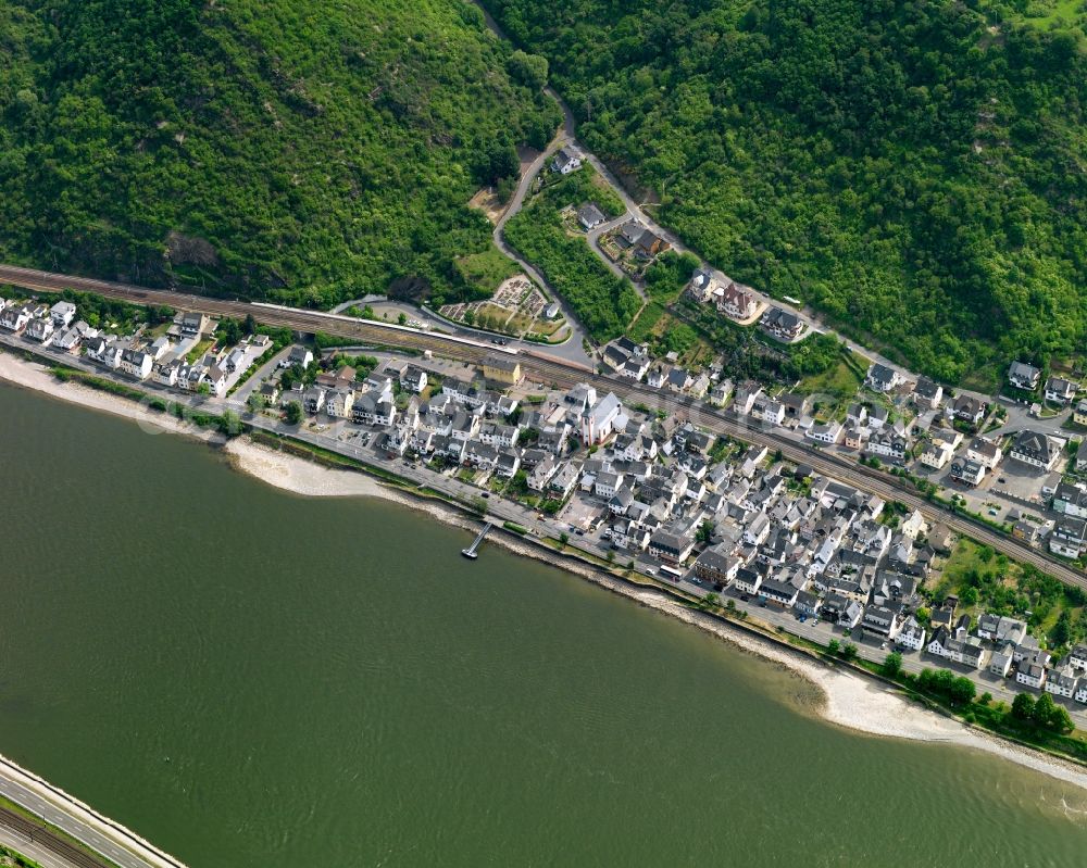 Kestert from the bird's eye view: Village on the banks of the area rhine - river course in Kestert in the state Rhineland-Palatinate