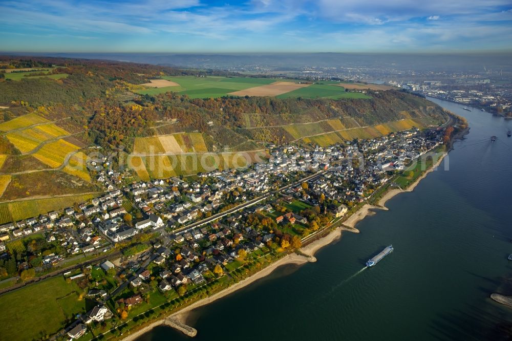 Leutesdorf from the bird's eye view: Village on the banks of the area Rhine - river course in Leutesdorf in the state Rhineland-Palatinate