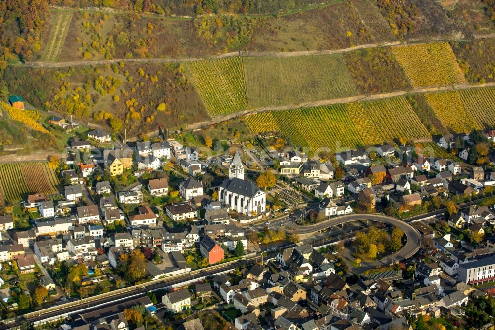 Aerial photograph Leutesdorf - Village on the banks of the area Rhine - river course in Leutesdorf in the state Rhineland-Palatinate