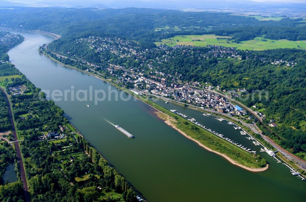 Oberwinter from the bird's eye view: Village on the banks of the area Rhine - river course in Oberwinter in the state Rhineland-Palatinate, Germany