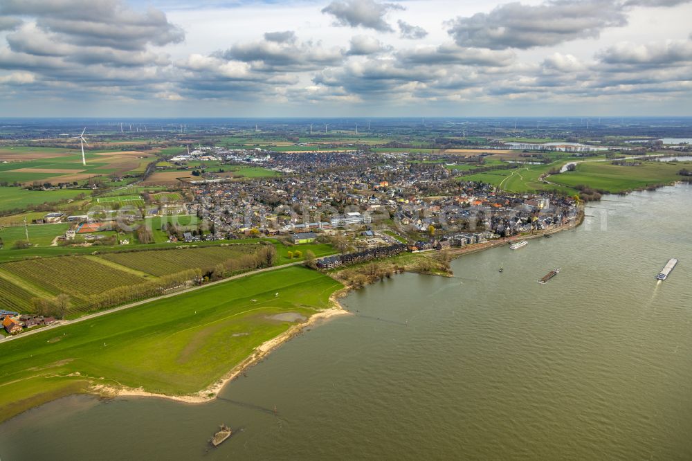 Rees from the bird's eye view: Village on the banks of the area Rhein - river course in Rees in the state North Rhine-Westphalia, Germany