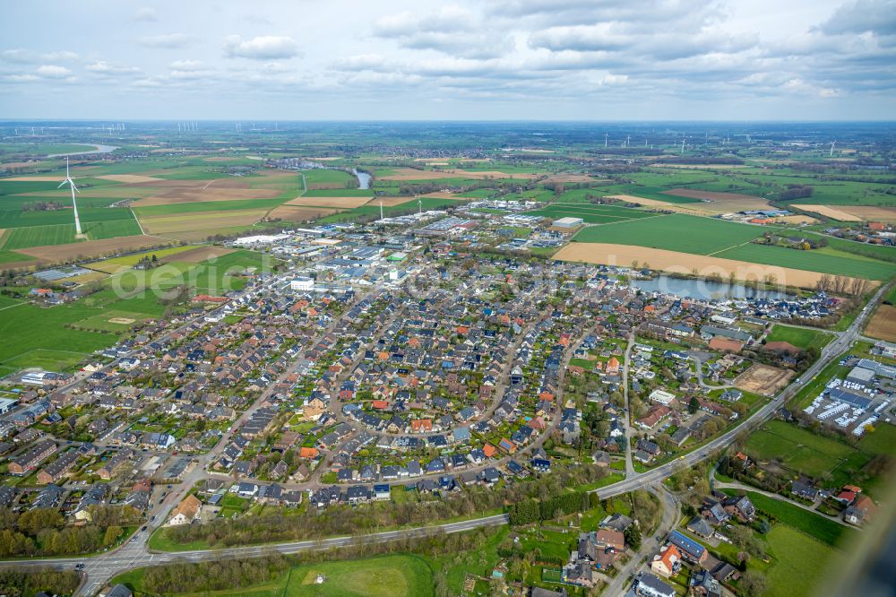 Rees from the bird's eye view: Village on the banks of the area Rhein - river course in Rees in the state North Rhine-Westphalia, Germany