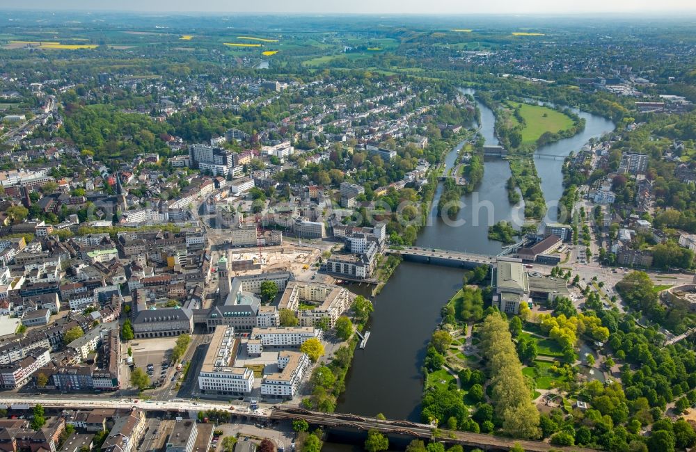 Aerial image Mülheim an der Ruhr - Village on the banks of the area Ruhr - river course in Muelheim on the Ruhr in the state North Rhine-Westphalia