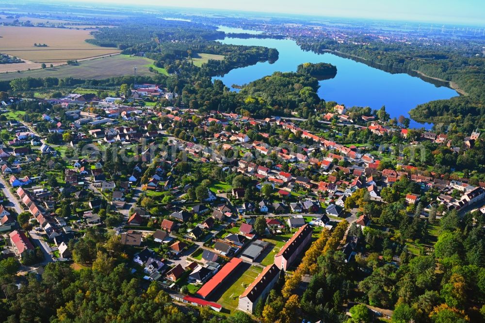 Alt Ruppin from the bird's eye view: Village on the banks of the area lake of Ruppiner See in Alt Ruppin in the state Brandenburg, Germany